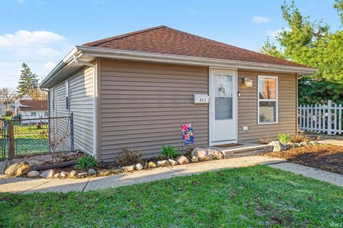Tiny photo for 211 E Battell Street, Mishawaka, IN 46545 (MLS # 202612687)