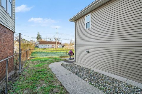 Tiny photo for 211 E Battell Street, Mishawaka, IN 46545 (MLS # 202612687)