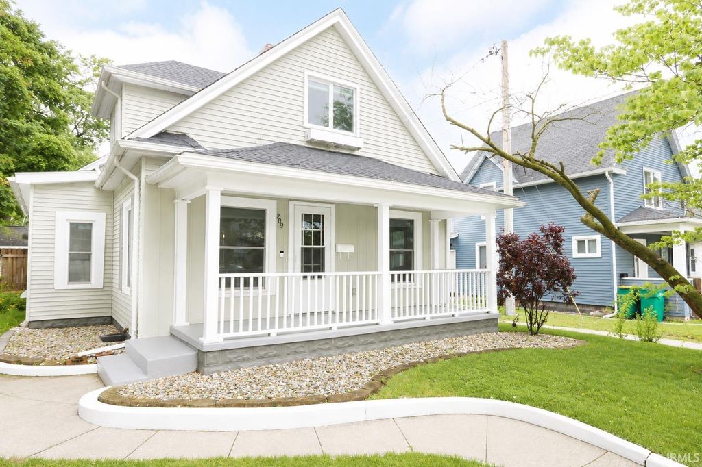 Photo of 209 Indiana Avenue, Mishawaka, IN 46544 (MLS # 202624134)