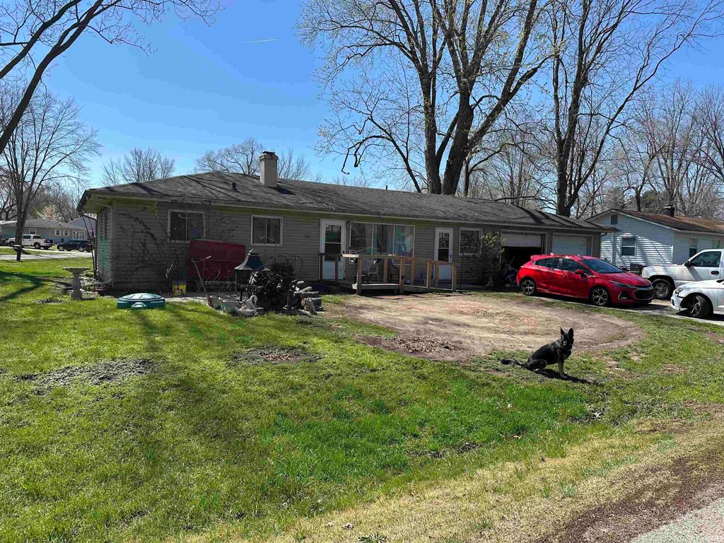 Photo of 1917 Rosemont Avenue, Warsaw, IN 46580 (MLS # 202612583)