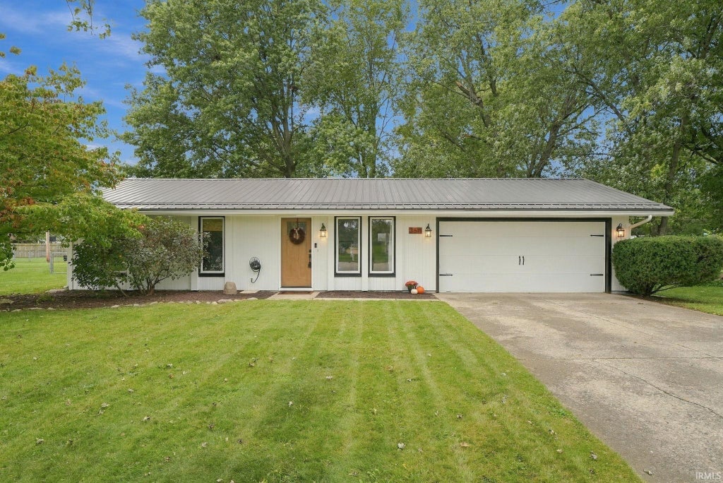 Photo of 3611 Colorado Court, Fort Wayne, IN 46815 (MLS # 202639435)
