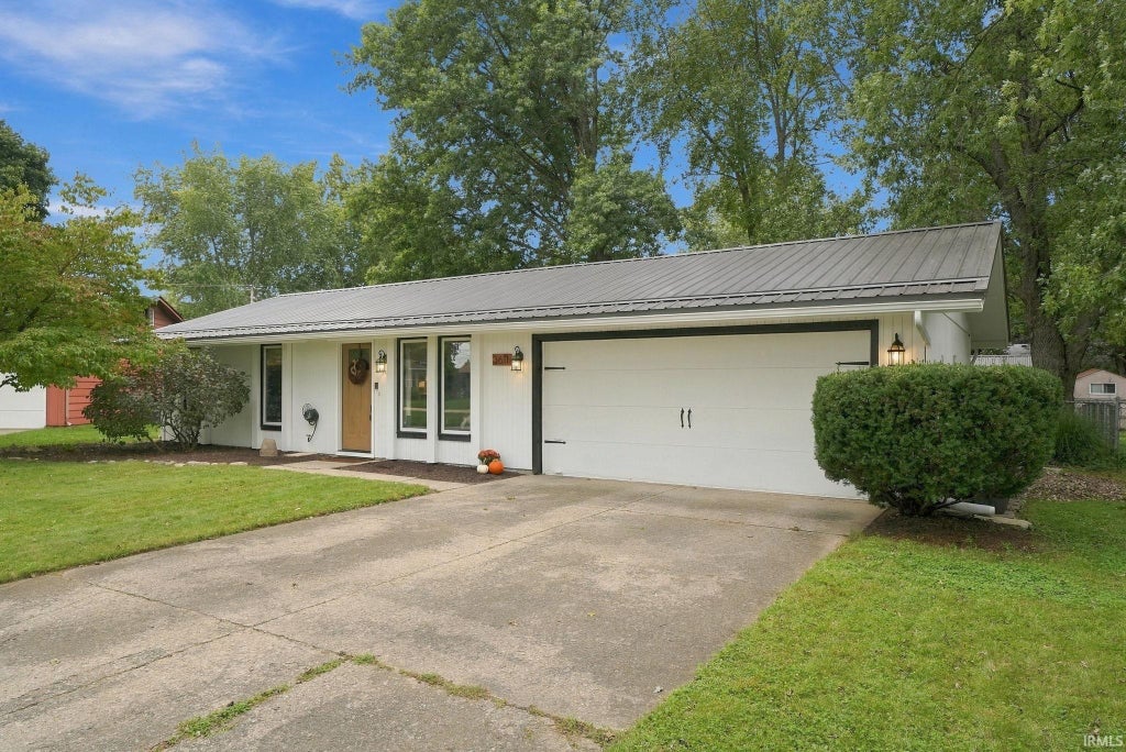 Photo of 3611 Colorado Court, Fort Wayne, IN 46815 (MLS # 202639435)