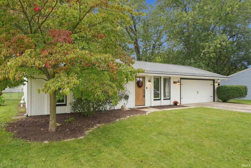 Photo of 3611 Colorado Court, Fort Wayne, IN 46815 (MLS # 202639435)