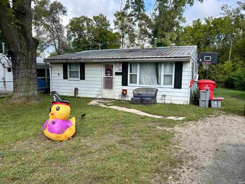 Photo of 640 E 12th Street, Rochester, IN 46975 (MLS # 202539196)