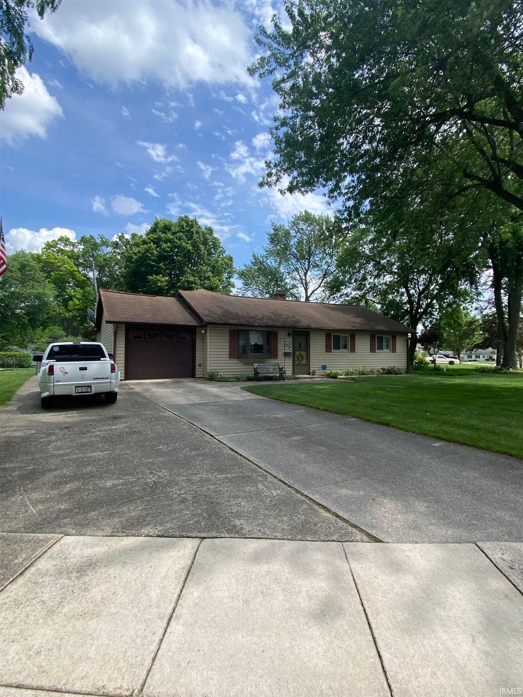 Photo of 814 Elnora Drive, Fort Wayne, IN 46825 (MLS # 202625666)