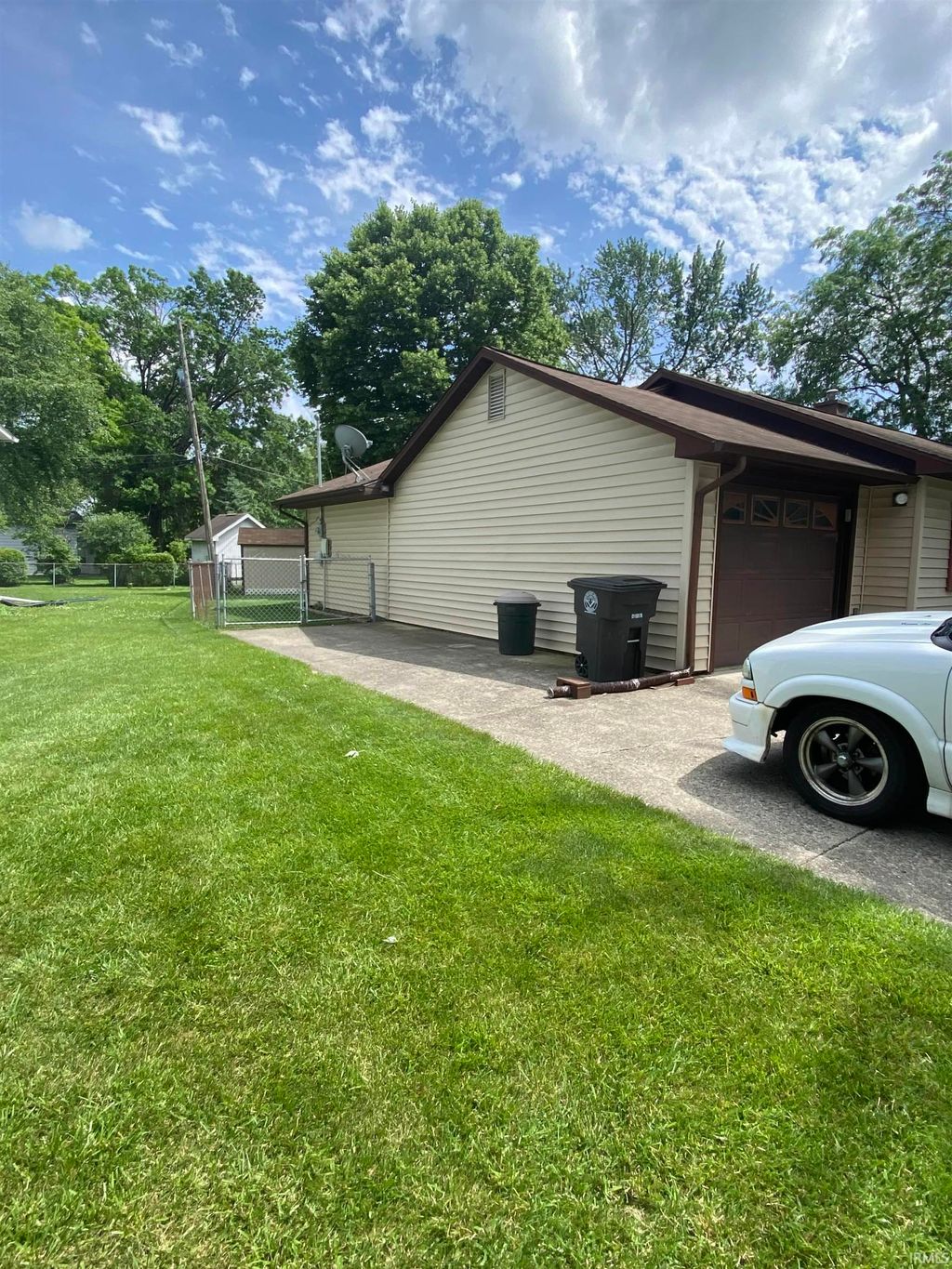 Photo of 814 Elnora Drive, Fort Wayne, IN 46825 (MLS # 202625666)