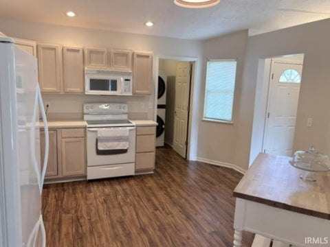 Tiny photo for 1009 BURR OAK Court, Kokomo, IN 46901 (MLS # 202636016)