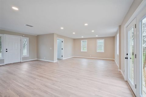 Tiny photo for 825 N Carter Street, Greentown, IN 46936 (MLS # 202619747)