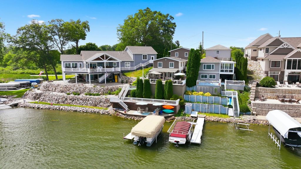 Photo of 140 Lane 221BA Hamilton Lk LK, Hamilton, IN 46742 (MLS # 202622733)
