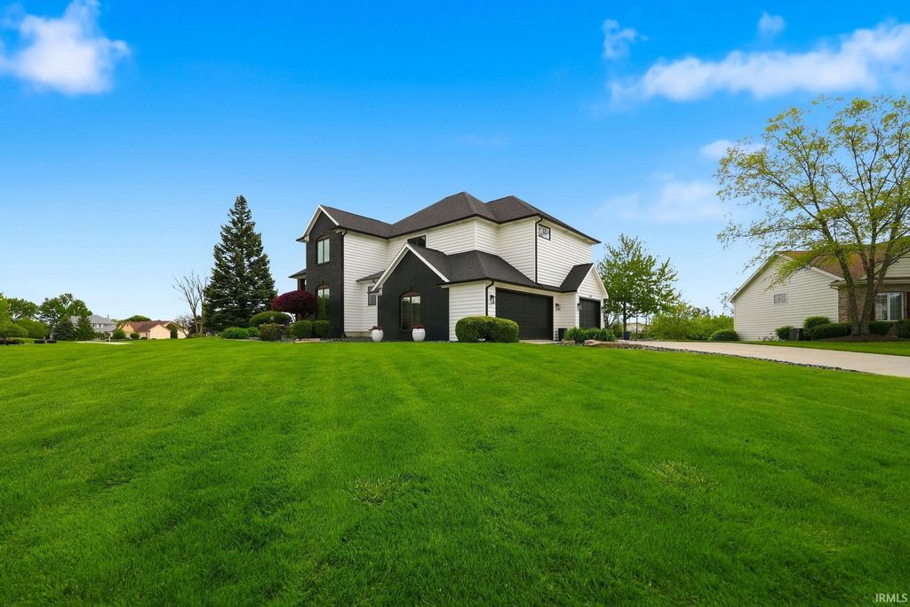 Photo of 1010 Woodland Crossing, Fort Wayne, IN 46825 (MLS # 202617135)