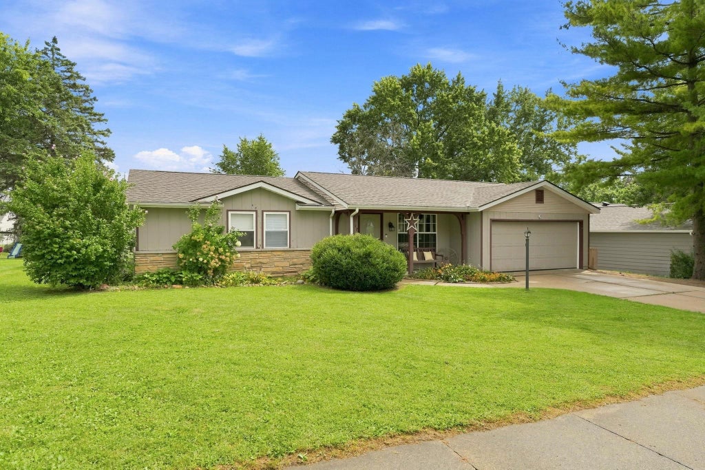 Photo of 812 Glenwood Place, Kendallville, IN 46755 (MLS # 202636798)