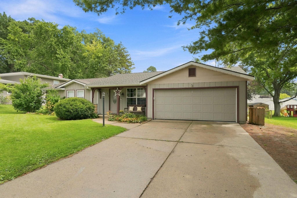 Photo of 812 Glenwood Place, Kendallville, IN 46755 (MLS # 202636798)