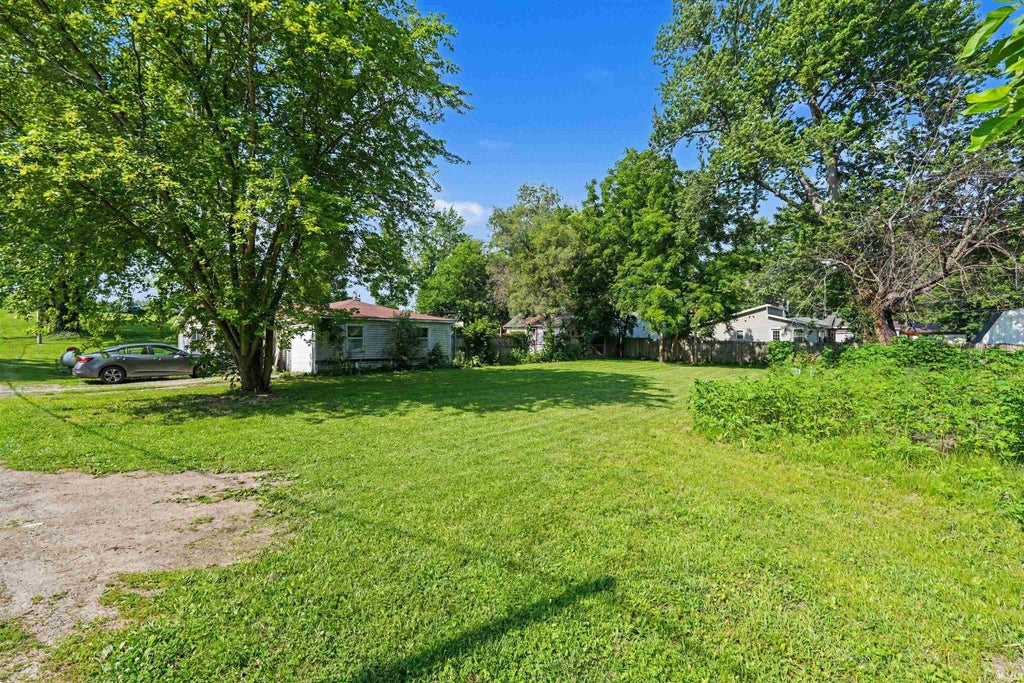 Photo of 724 S April Drive, Cromwell, IN 46732 (MLS # 202625848)