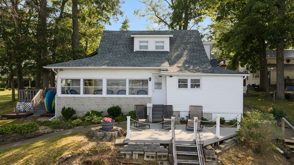 Photo of 320 Lane 120 Hamilton Lk Lk, Hamilton, IN 46742 (MLS # 202611655)