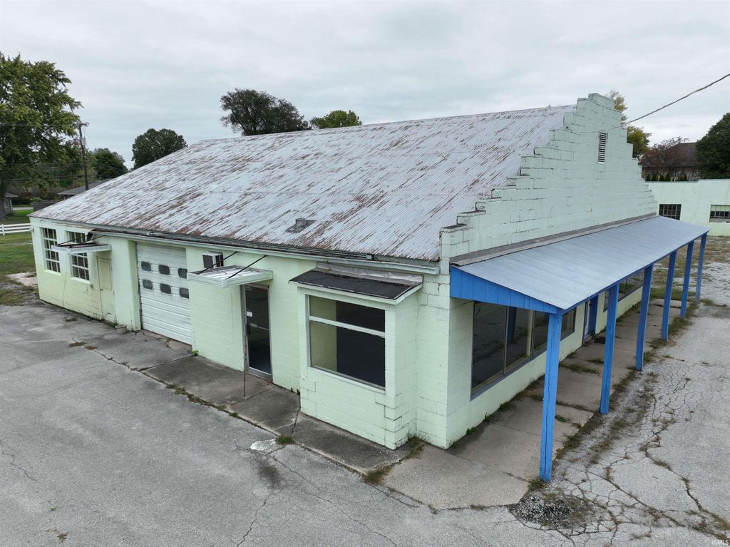 Photo of 706 W Broadway Street, Monticello, IN 47960 (MLS # 202617456)