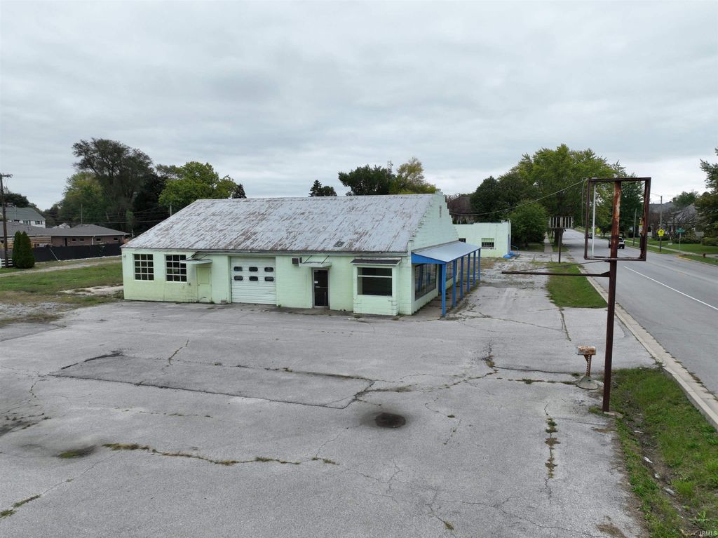 Photo of 706 W Broadway Street, Monticello, IN 47960 (MLS # 202617456)