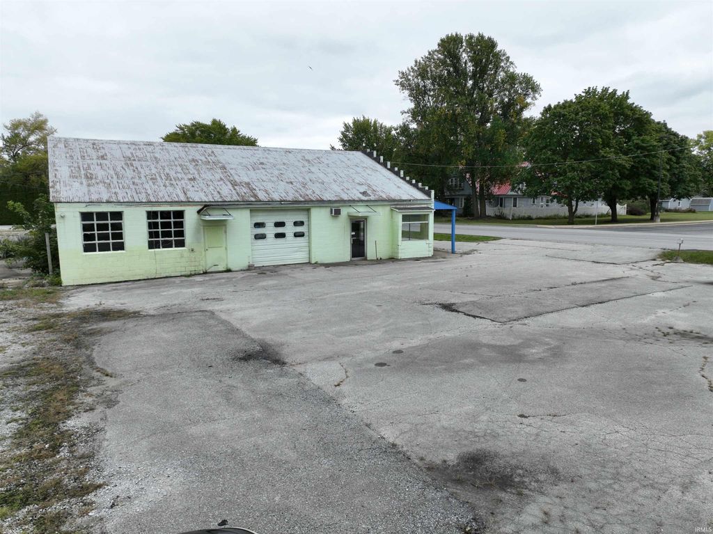Photo of 706 W Broadway Street, Monticello, IN 47960 (MLS # 202617456)