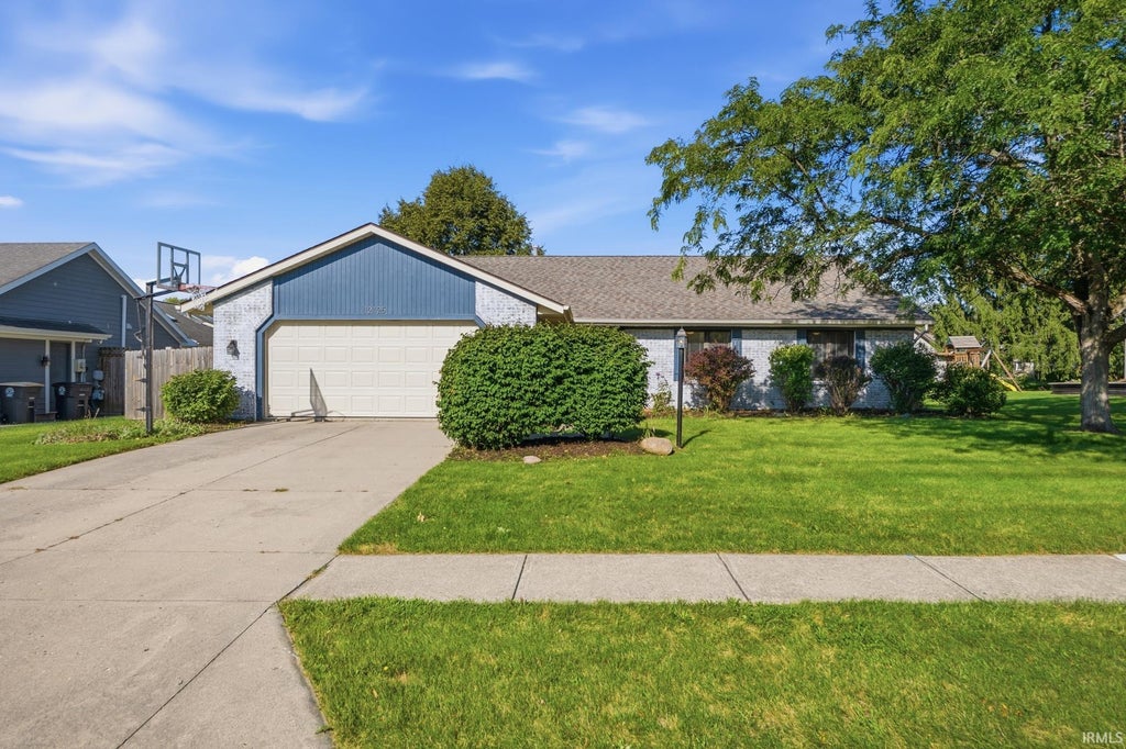 Photo of 12125 Waycliffe Court, Fort Wayne, IN 46845 (MLS # 202634887)