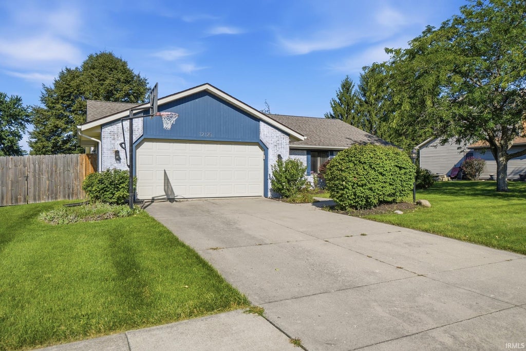 Photo of 12125 Waycliffe Court, Fort Wayne, IN 46845 (MLS # 202634887)