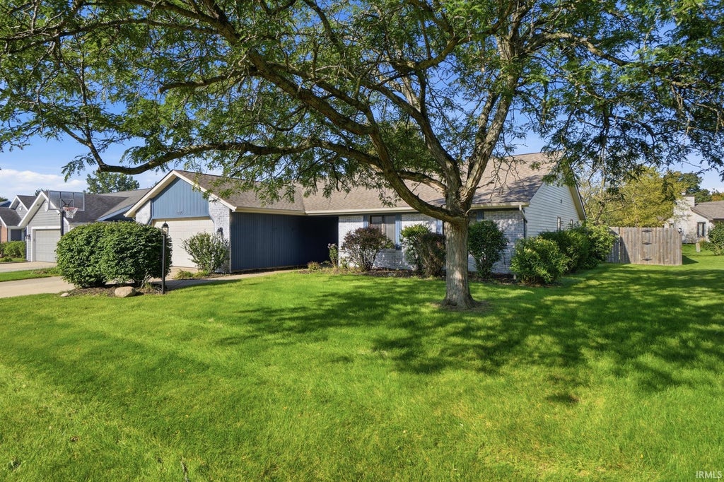Photo of 12125 Waycliffe Court, Fort Wayne, IN 46845 (MLS # 202634887)