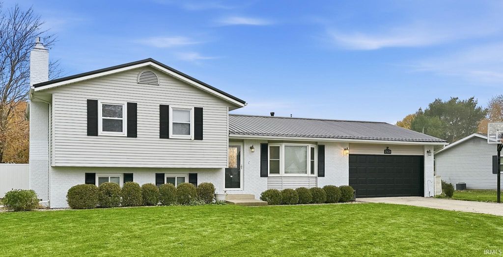 Photo of 27424 Lamplighter Ln Ln, Elkhart, IN 46514 (MLS # 202547990)