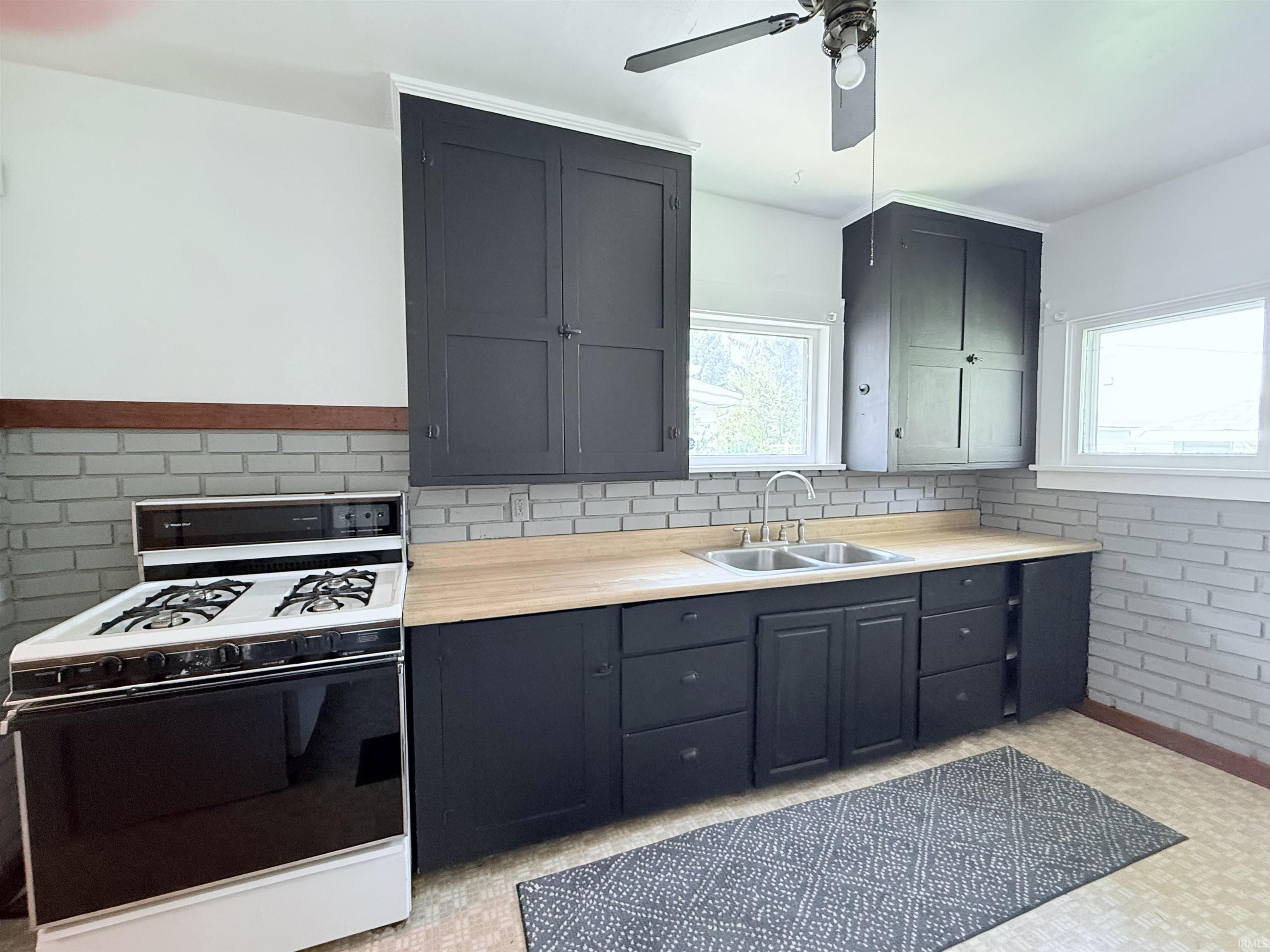 Elkhart, Indiana 46516, United States, 2 Bedrooms Bedrooms, ,1 BathroomBathrooms,Residential,Pending,131309