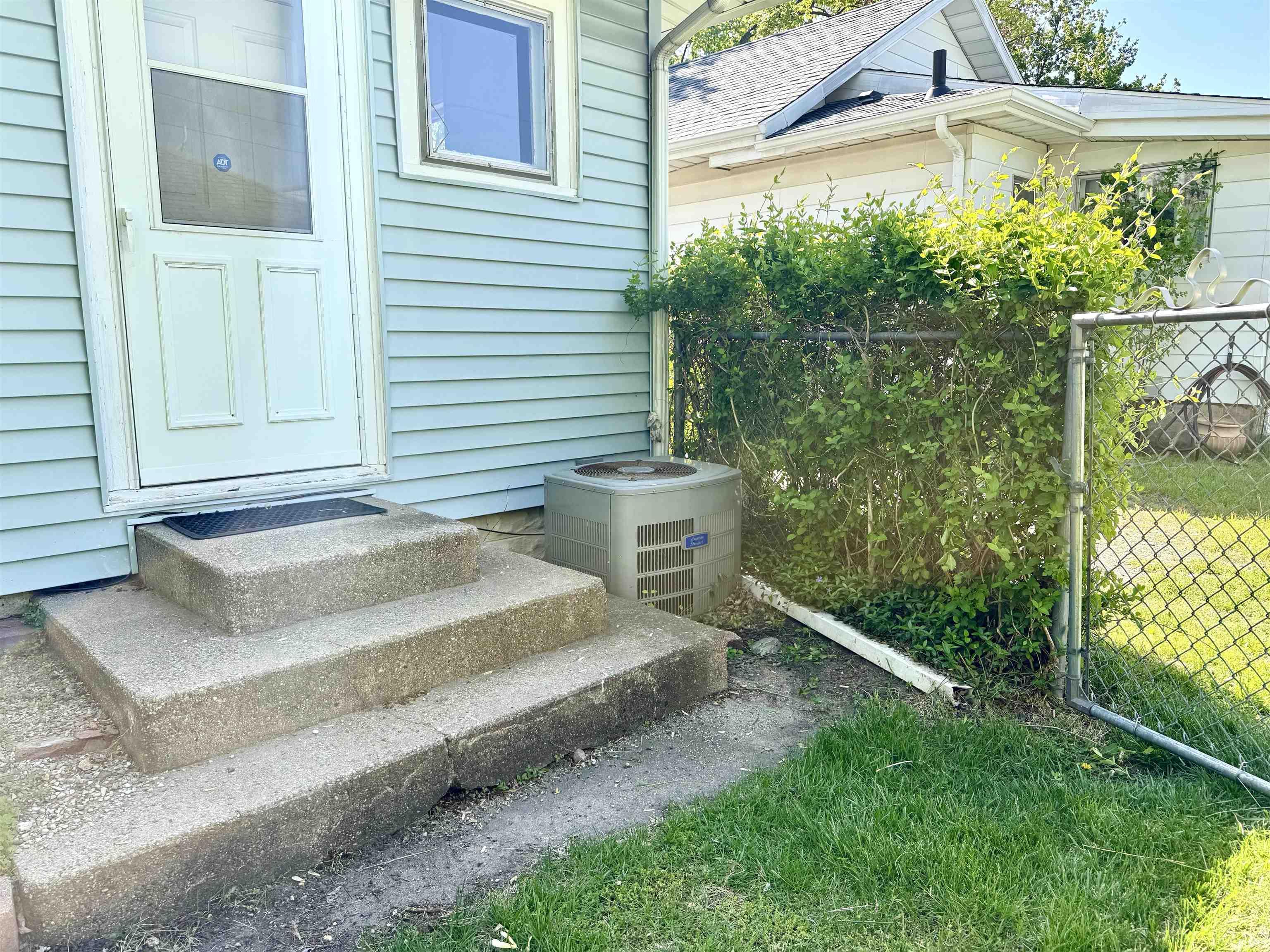 Elkhart, Indiana 46516, United States, 2 Bedrooms Bedrooms, ,1 BathroomBathrooms,Residential,Pending,131309