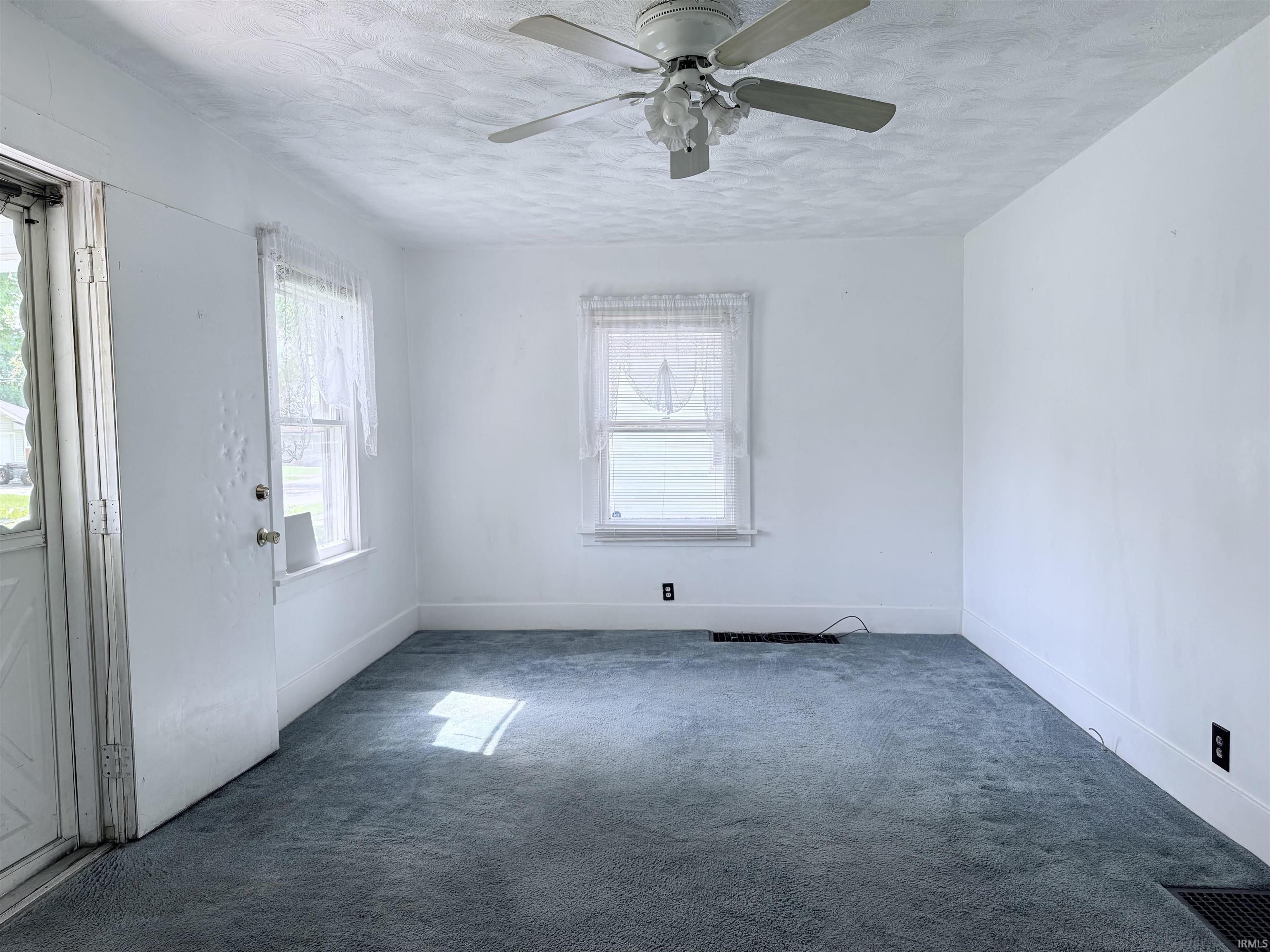 Elkhart, Indiana 46516, United States, 2 Bedrooms Bedrooms, ,1 BathroomBathrooms,Residential,Pending,131309