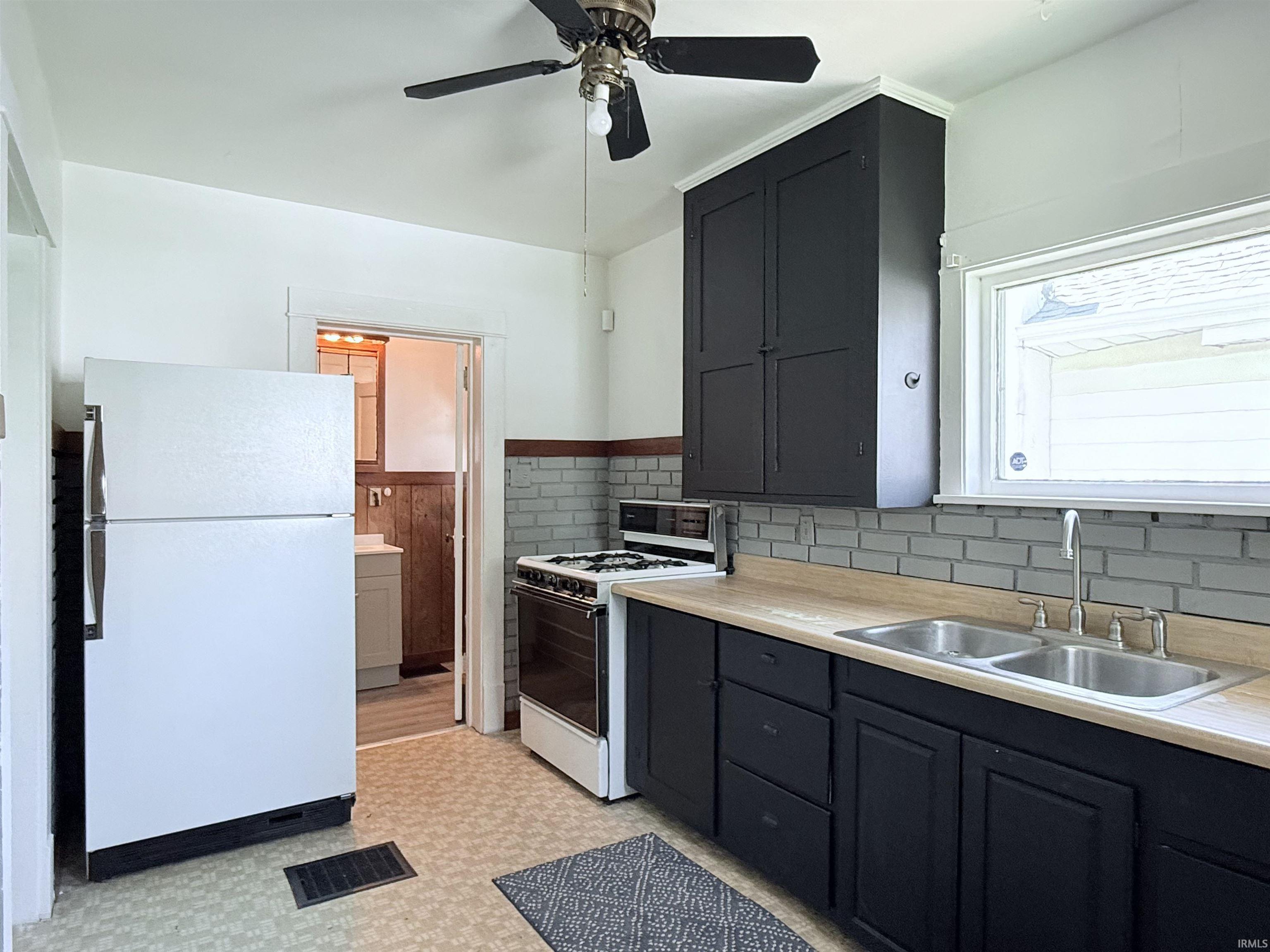 Elkhart, Indiana 46516, United States, 2 Bedrooms Bedrooms, ,1 BathroomBathrooms,Residential,Pending,131309