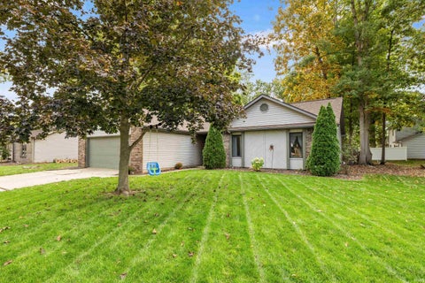 Photo of 7212 Wood Meadows Lane, Fort Wayne, IN 46835 (MLS # 202643265)