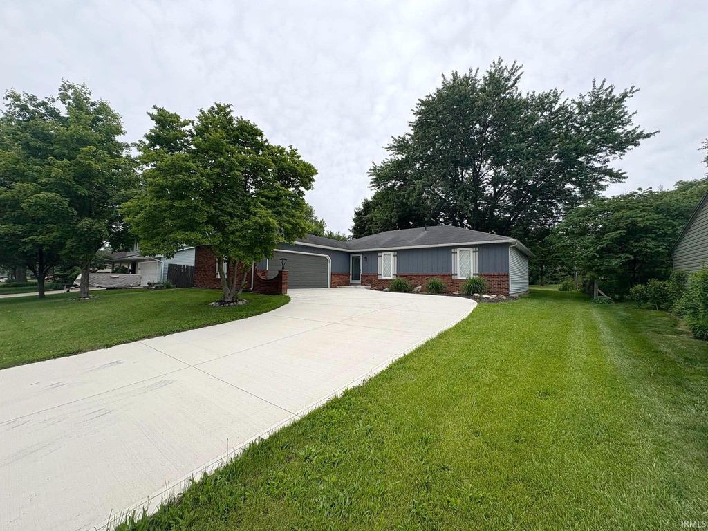 Photo of 1515 Lofton Way, Fort Wayne, IN 46815 (MLS # 202621054)