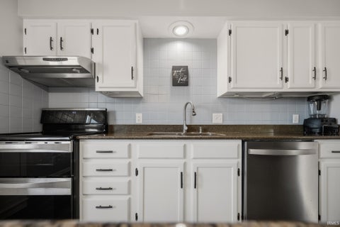 Tiny photo for 104 E 22nd Street, Huntingburg, IN 47542 (MLS # 202643792)