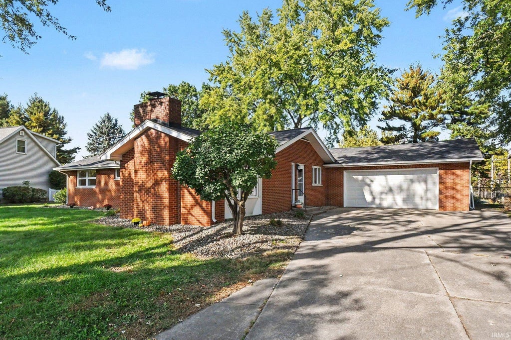 Photo of 1327 E Reynolds Street, Goshen, IN 46528 (MLS # 202642220)