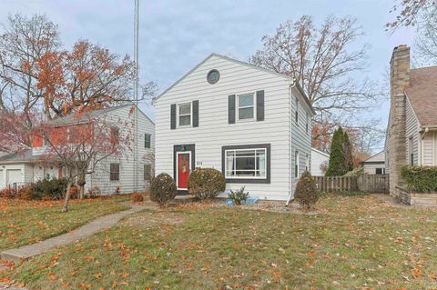 Photo of 910 W Lawrence Street, Mishawaka, IN 46545 (MLS # 202547524)