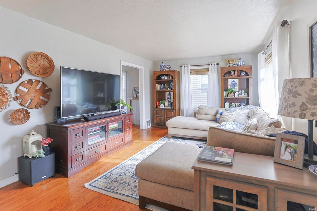 Photo of 910 W Lawrence Street, Mishawaka, IN 46545 (MLS # 202547524)