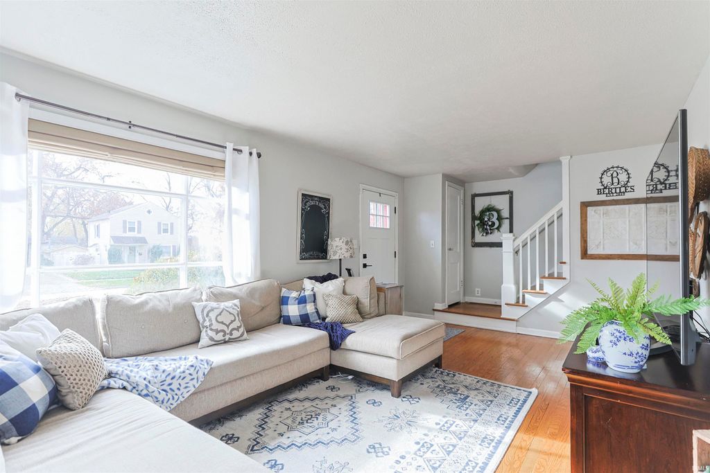 Photo of 910 W Lawrence Street, Mishawaka, IN 46545 (MLS # 202547524)