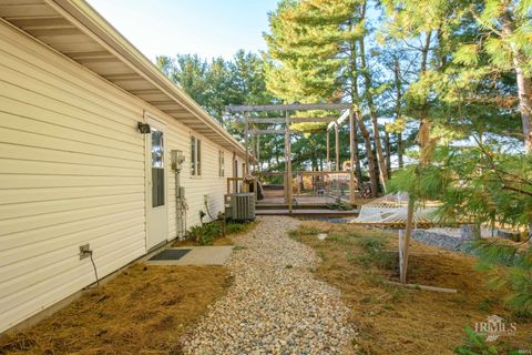 Tiny photo for 11559 S County Road 300 W, Muncie, IN 47302 (MLS # 202543321)