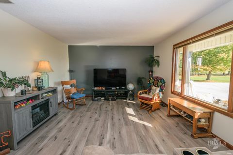 Tiny photo for 11559 S County Road 300 W, Muncie, IN 47302 (MLS # 202543321)