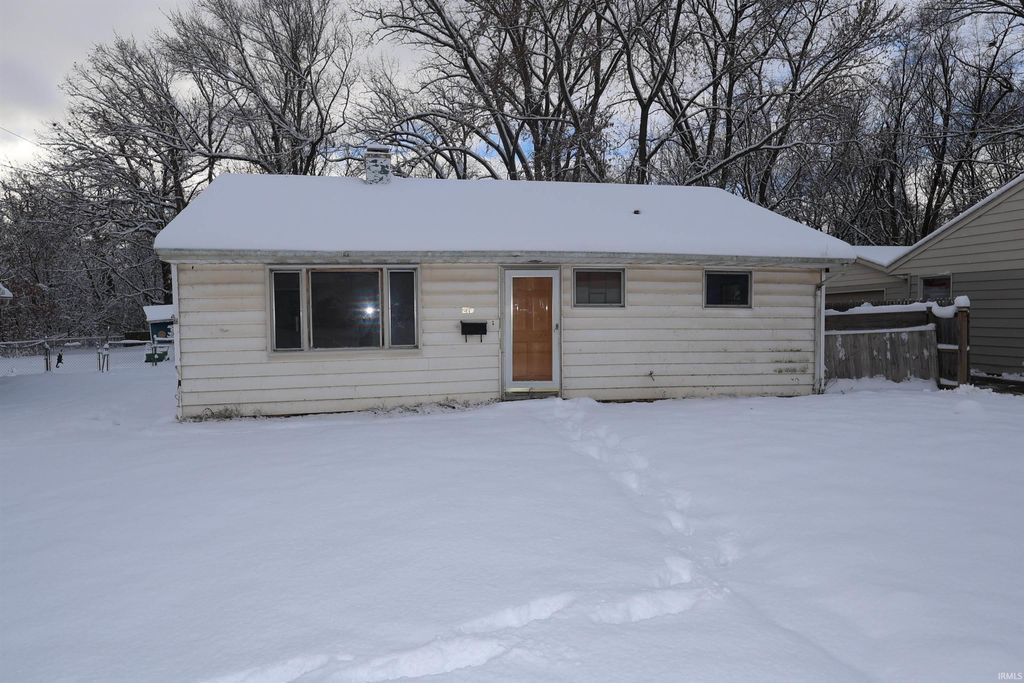 Photo of 219 W Simonton Street, Elkhart, IN 46514 (MLS # 202547527)
