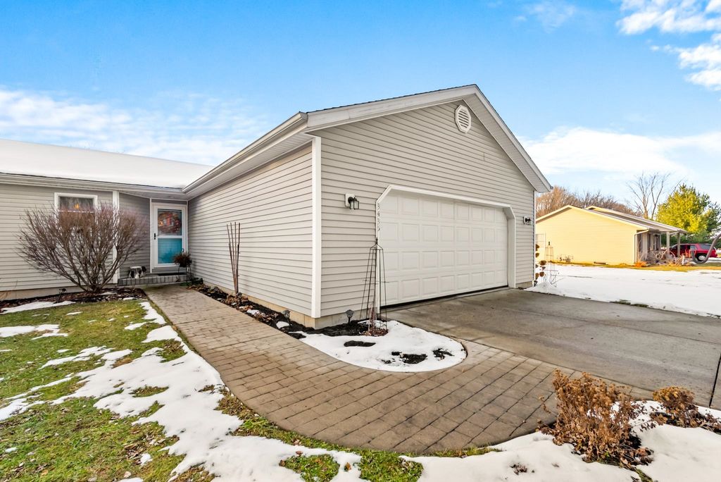 Photo of 3435 N Pressler Drive, Warsaw, IN 46582 (MLS # 202549307)