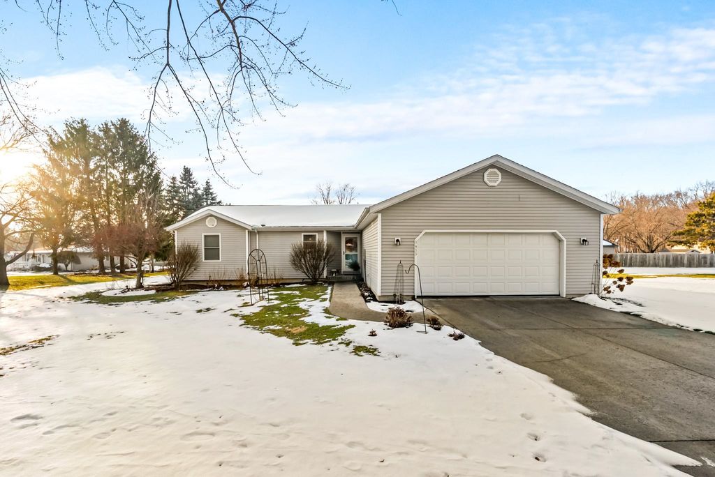 Photo of 3435 N Pressler Drive, Warsaw, IN 46582 (MLS # 202549307)
