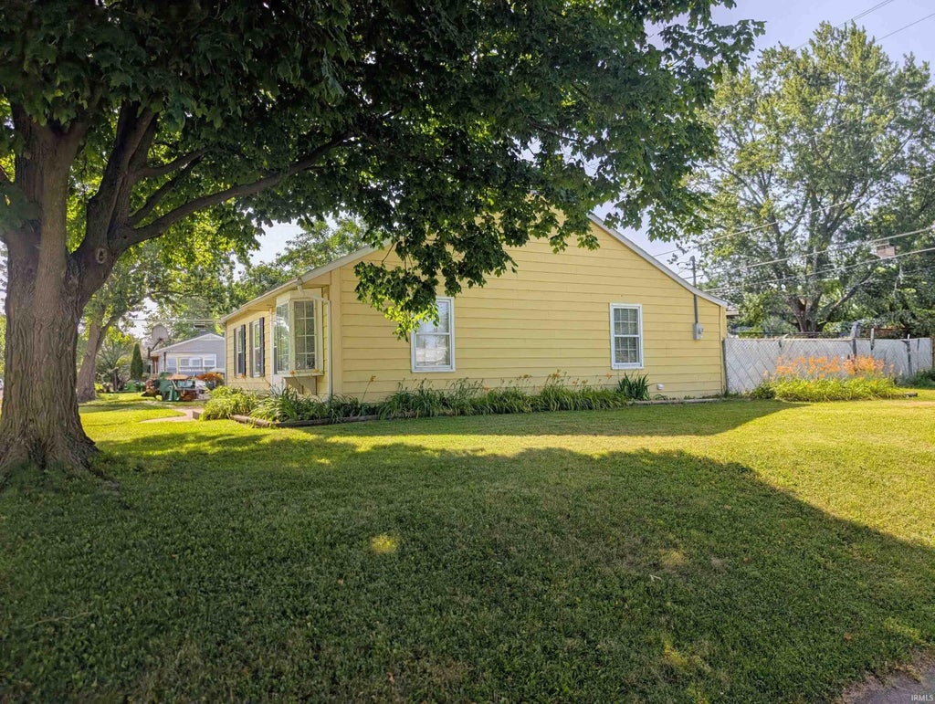 Photo of 1010 Catalina Avenue, Fort Wayne, IN 46825 (MLS # 202626135)