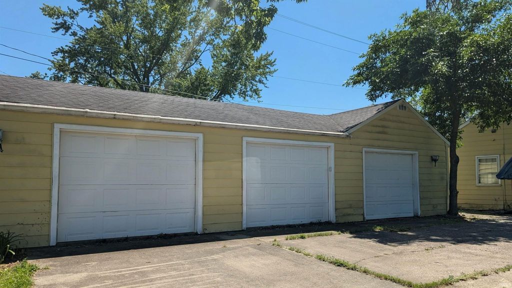 Photo of 1010 Catalina Avenue, Fort Wayne, IN 46825 (MLS # 202626135)