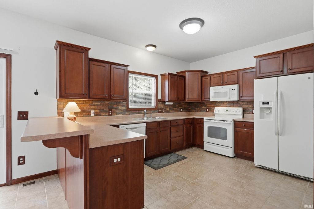 Photo of 4006 Ravens Cove Run, Fort Wayne, IN 46818 (MLS # 202608062)