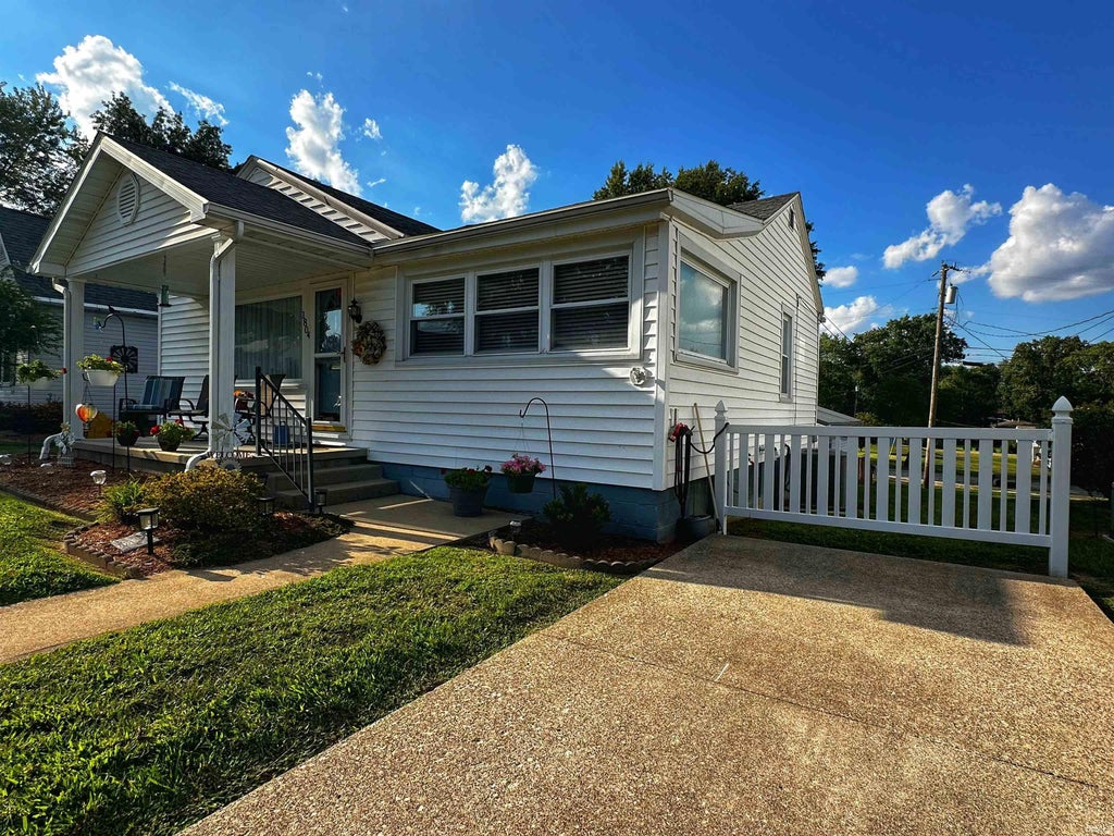 Photo of 1804 Grand Avenue, Washington, IN 47501 (MLS # 202636430)