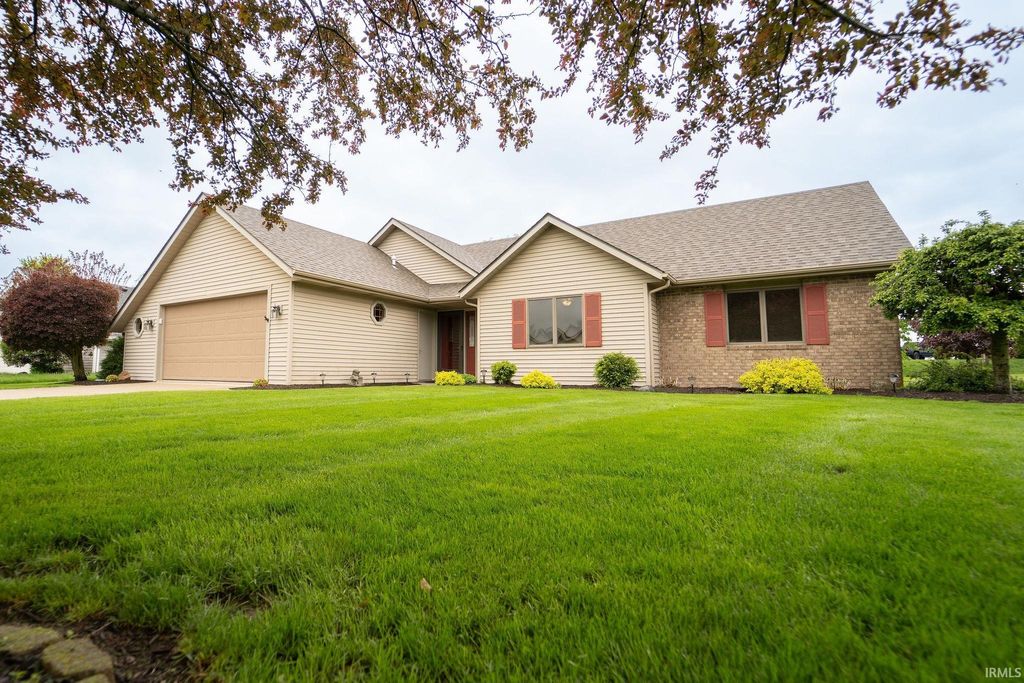 Photo of 319 Greenbriar Drive, Bluffton, IN 46714 (MLS # 202616469)