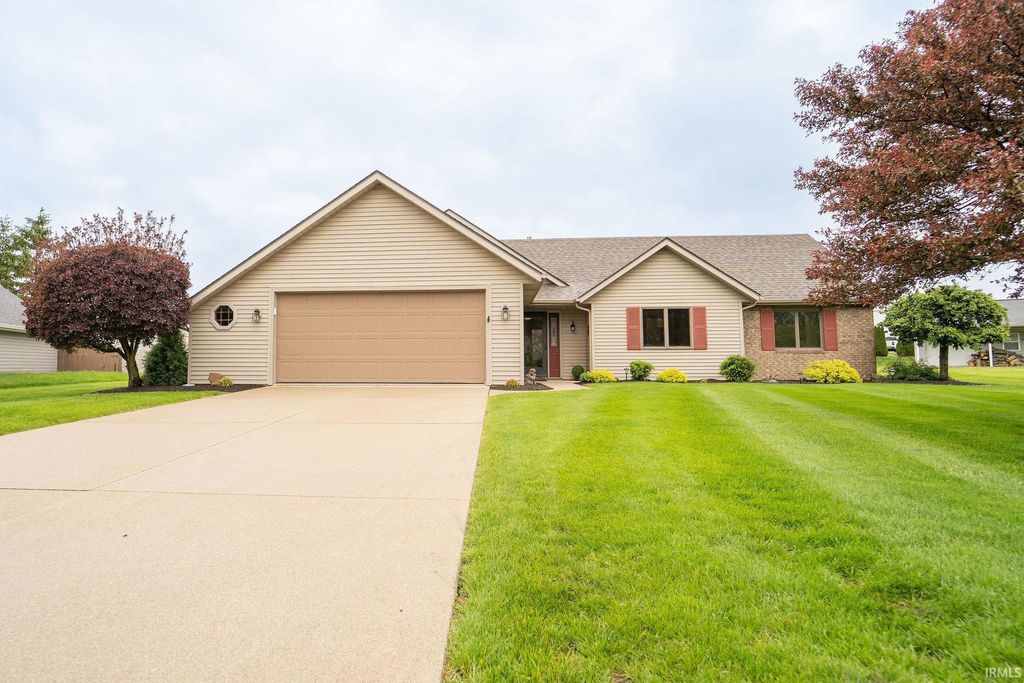 Photo of 319 Greenbriar Drive, Bluffton, IN 46714 (MLS # 202616469)