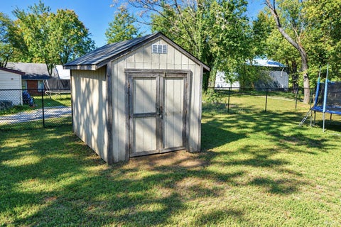 Tiny photo for 510 E Gough Avenue, Boonville, IN 47601 (MLS # 202643651)