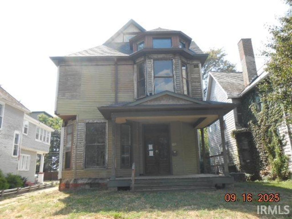 Photo of 813 SE Riverside Drive, Evansville, IN 47713 (MLS # 202539642)