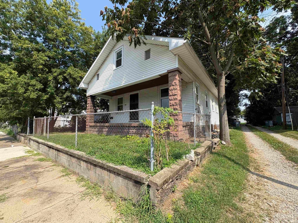 Photo of 508 Taylor Avenue, Evansville, IN 47713 (MLS # 202633051)
